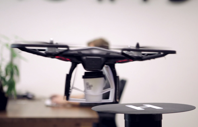 Koffiedrone bezorgt in koffiebar The Coffee Virus