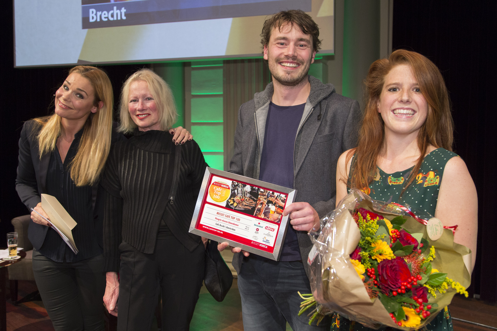 Brecht trots op binnenkomst op 57