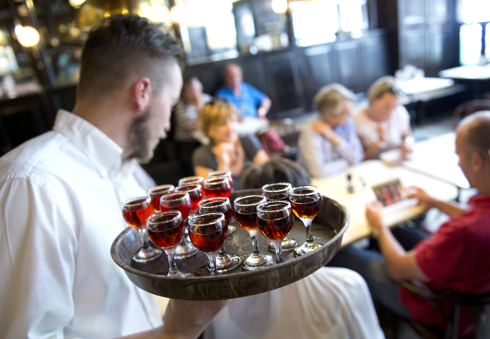 'Elke Nederlander moet verplicht jaar in de horeca werken