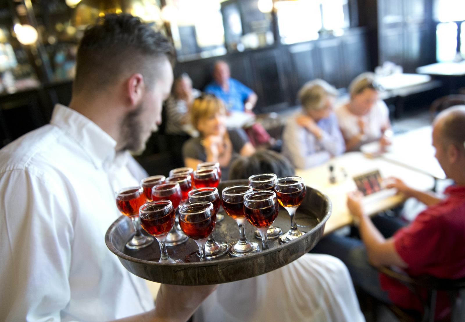 'Elke Nederlander moet verplicht jaar in de horeca werken