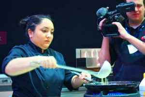 Gillian Wilkens wint NK Pannenkoeken bakken