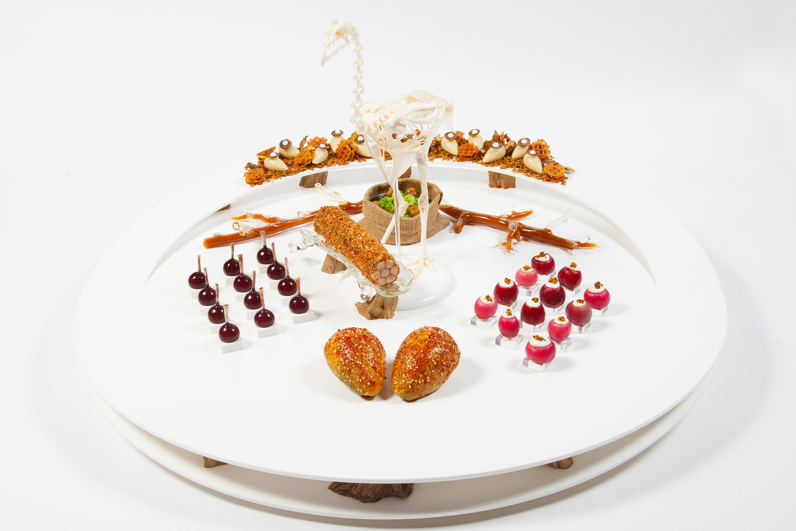 Geraamte van parelhoen op vleesschotel van Nederlandse Bocuse d'Or team