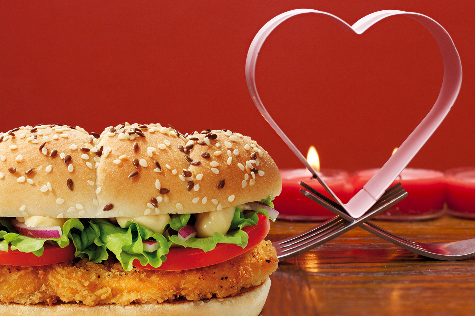 Hamburgerdiner bij kaarslicht