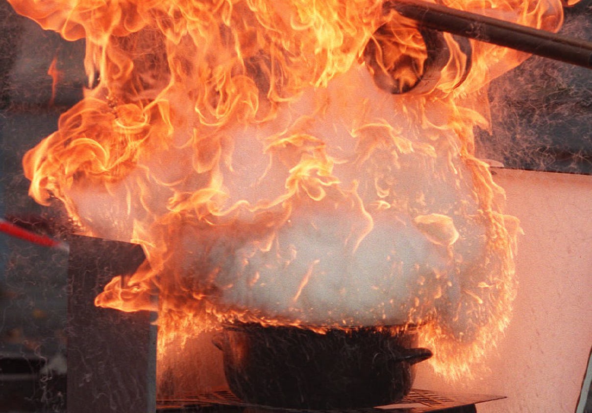 Blusdekens zelf in brand bij vlam-in-de-pan