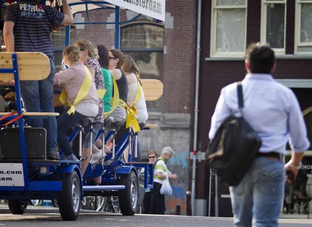Een bierfiets in Amsterdam (archief)