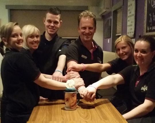 Family Fijnaart verkoopt friet voor goed doel