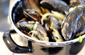 Eerste Zeeuwse mosselen van seizoen aan land gebracht