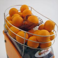 Plaats sinaasappelpers in bedrijfsrestaurant