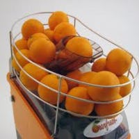 Plaats sinaasappelpers in bedrijfsrestaurant