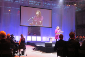 Minister Schippers: minder calorieën maakt jong