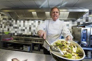 Cateraar verstrekt diners aan armen