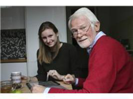 Studenten helpen senioren met koken