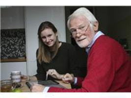 Studenten helpen senioren met koken