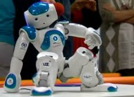 Robot Zora vermaakt ouderen in de zorg