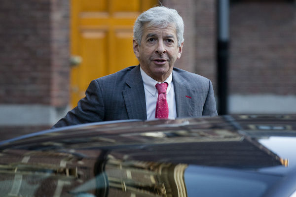 Minister Plasterk blaast drankplan af