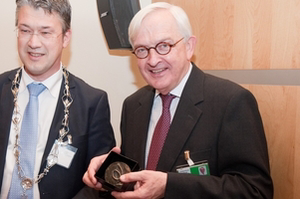 Gynaecoloog Klapwijk ontvangt voedingsmedaille