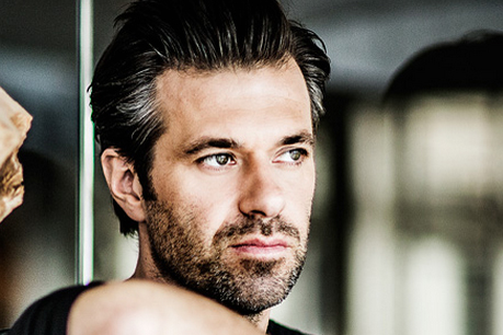 Sergio Herman achter de kachel met Braziliaanse chef