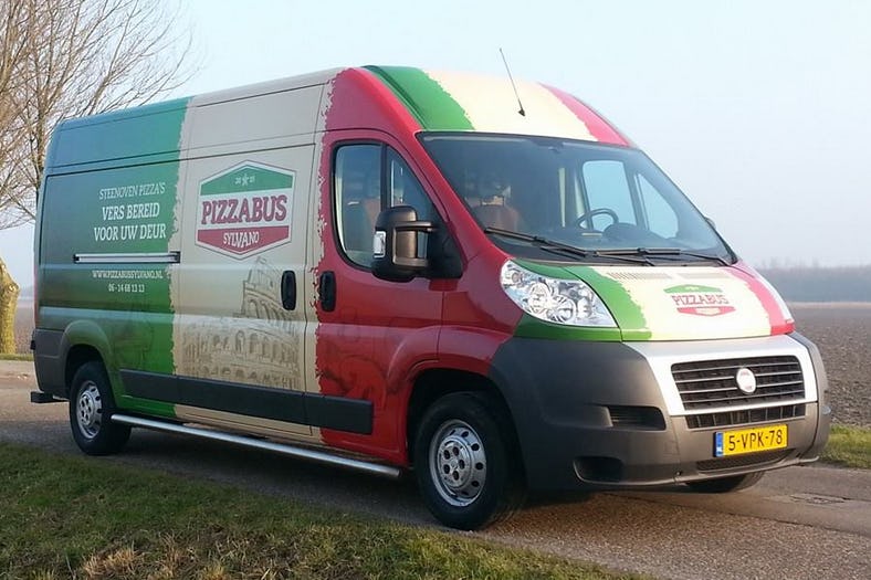 Pizzabus bakt pizza's aan huis