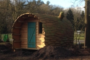 Camping komt met boomstam om in te slapen