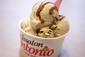 'Wiet-ijs' in vitrines IJssalon Antonio