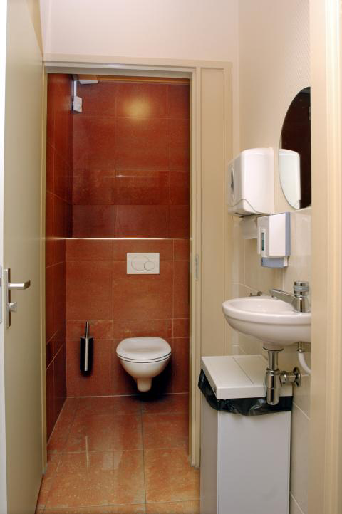 Schoonmaakbedrijven bij fastfoodketens overtreden de wet