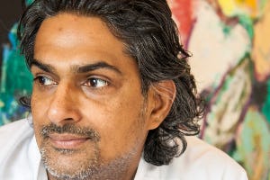 Soenil Bahadoer** serveert kliekjes