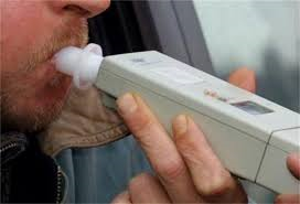 Automobilist botst met café en breekt been