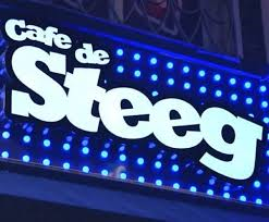 Caféhouder moet reclames verwijderen