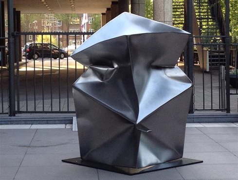 Kunstexpositie op terras Okura