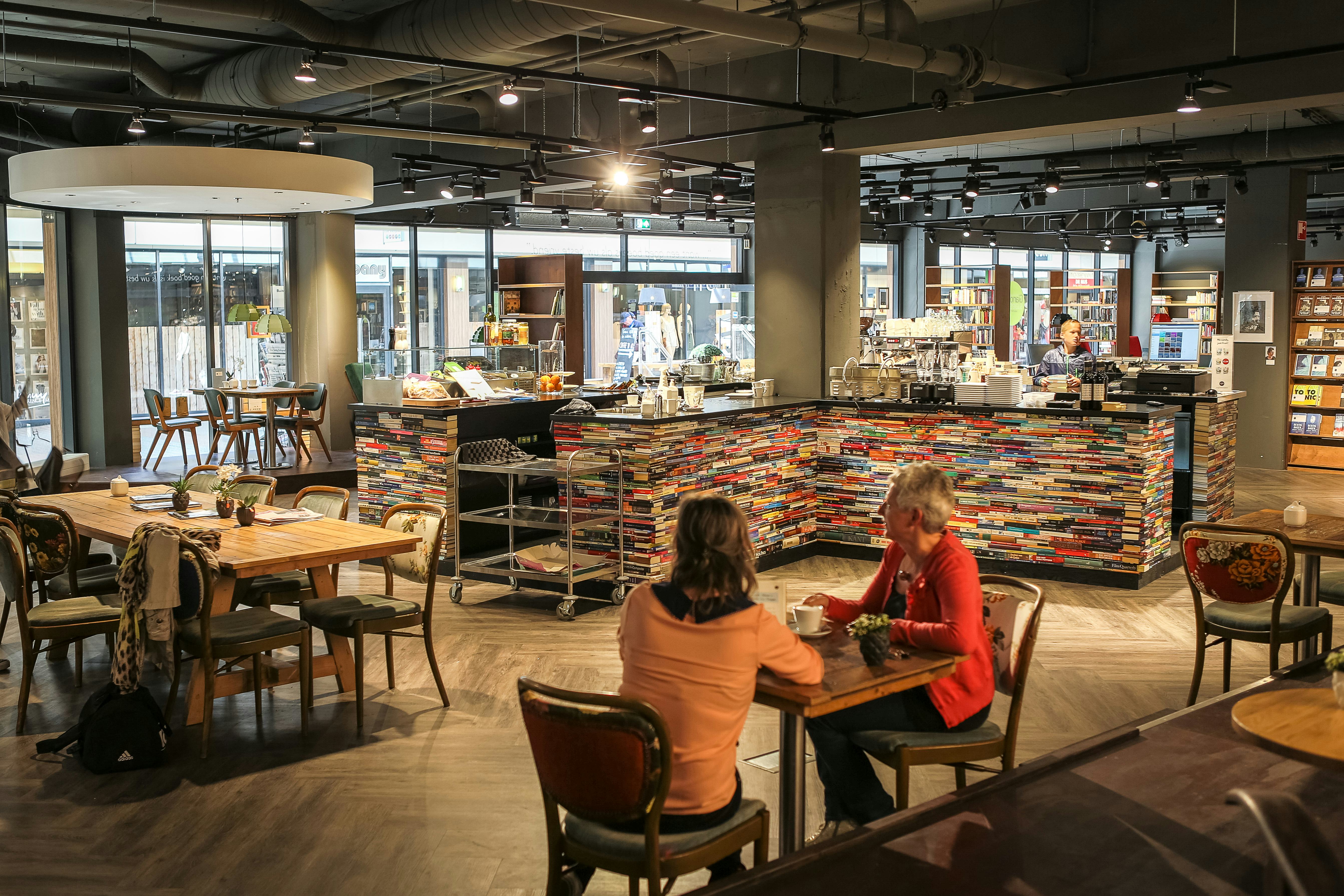 Foto's: bar van 8.000 boeken in Tilburg