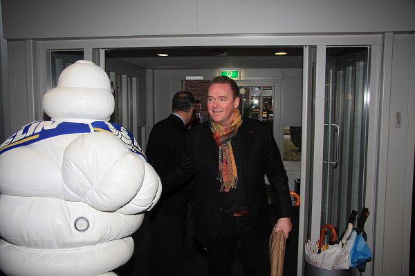 Erik van Loo komt binnen.