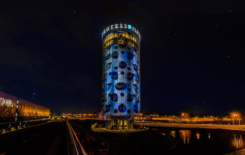 Architectenbureau Benthem Crouwel is verantwoordelijk voor het ontwerp van de hoteltoren. 