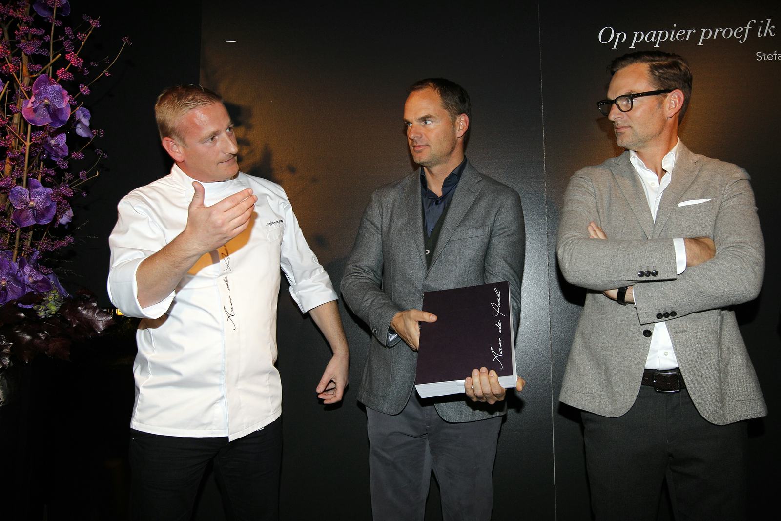 Foto's: Aan de Poel presenteert boek aan voetbalbroers De Boer