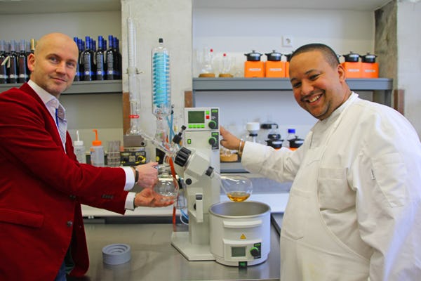 François Geurds samen met Danny Dukers bij de rotatiefilterverdamper, een van de pronkstukken van het lab.