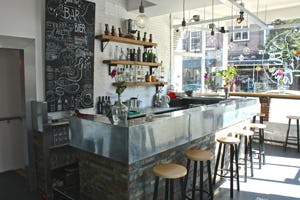 Video: snack en bar Tante Nel in Rotterdam