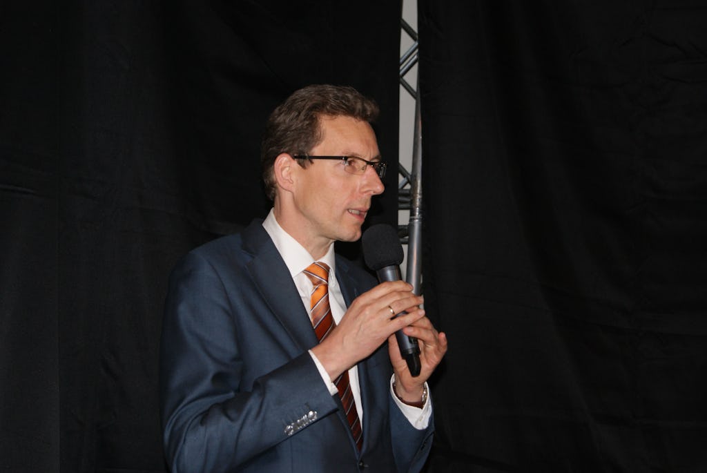 Voorzitter van De Nederlandse Brouwers, Tjapko Poppens richt ook het woord tot de aanwezigen.