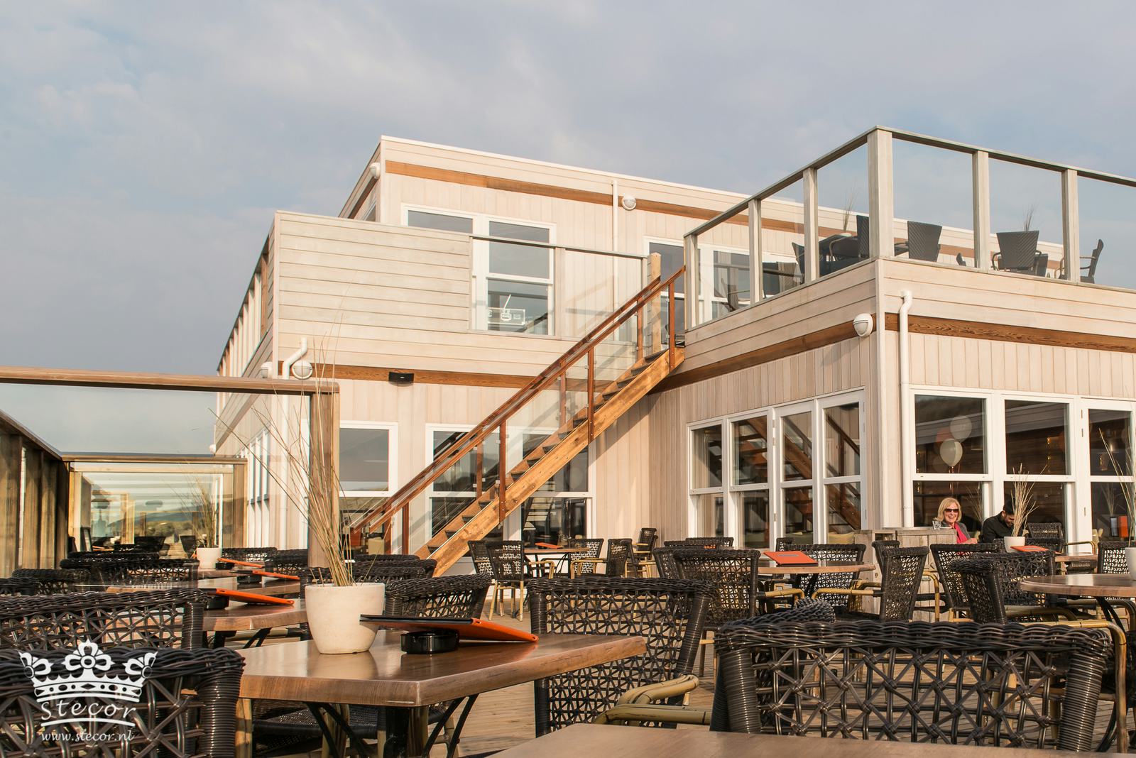 Strandpaviljoens mogen in de winter blijven staan, maar niet open