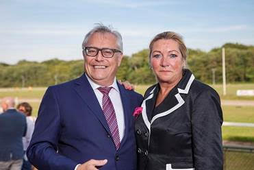 Krijn Taat van Vereniging van 3-4-5- Sterren Hotels Den Haag en omgeving met Veronica Miltenburg, initiatiefneemster CF Beachdance. (foto: Studio Oostrum).