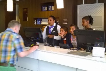 Leerlingen IMC Weekendschool proeven aan hotelvak
