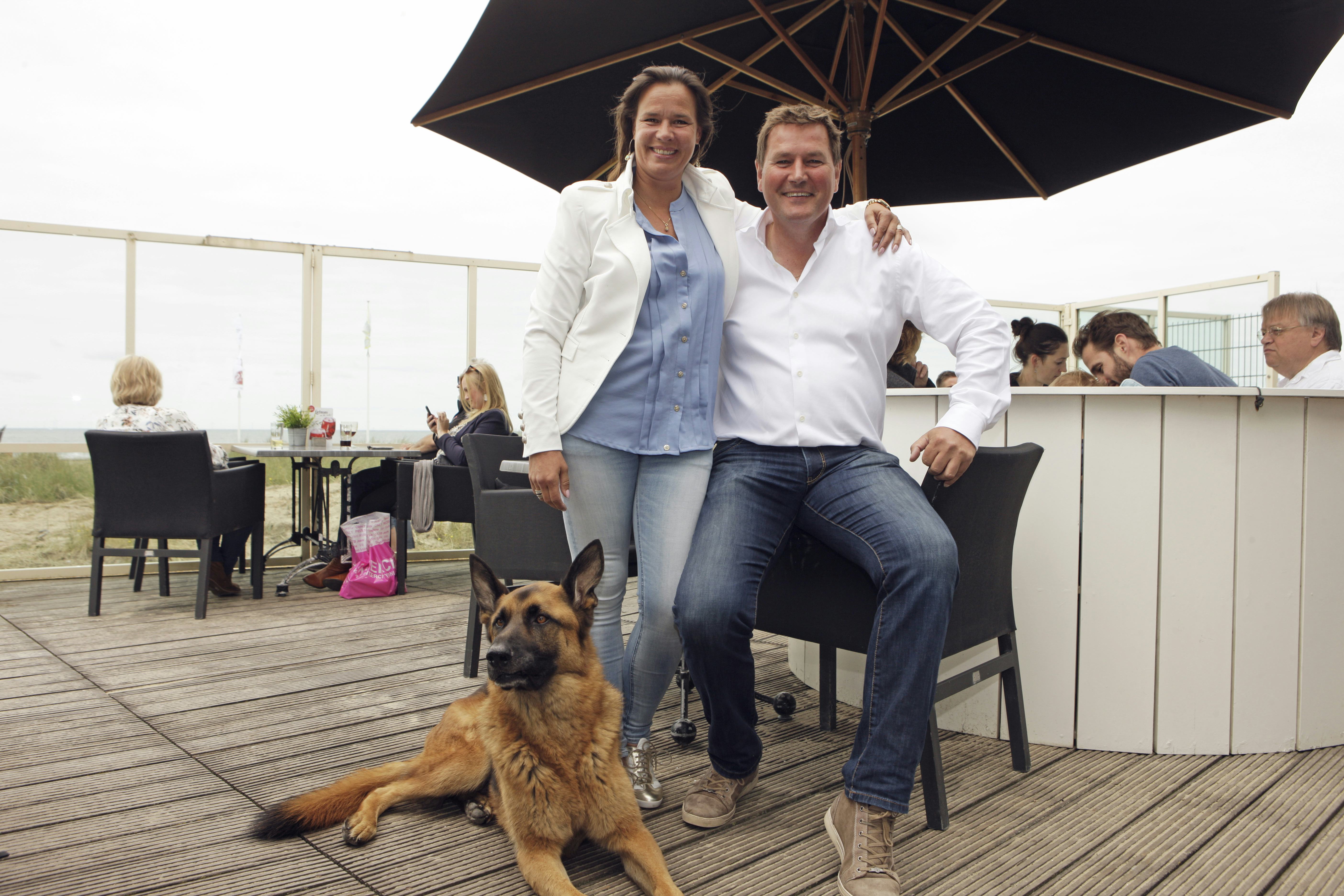 Arnoud Schimmel en Alexandra Viersma op hun terras.