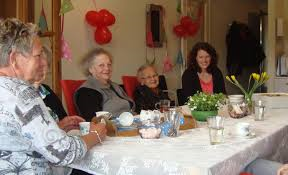 Bejaarden koken binnen eetclub