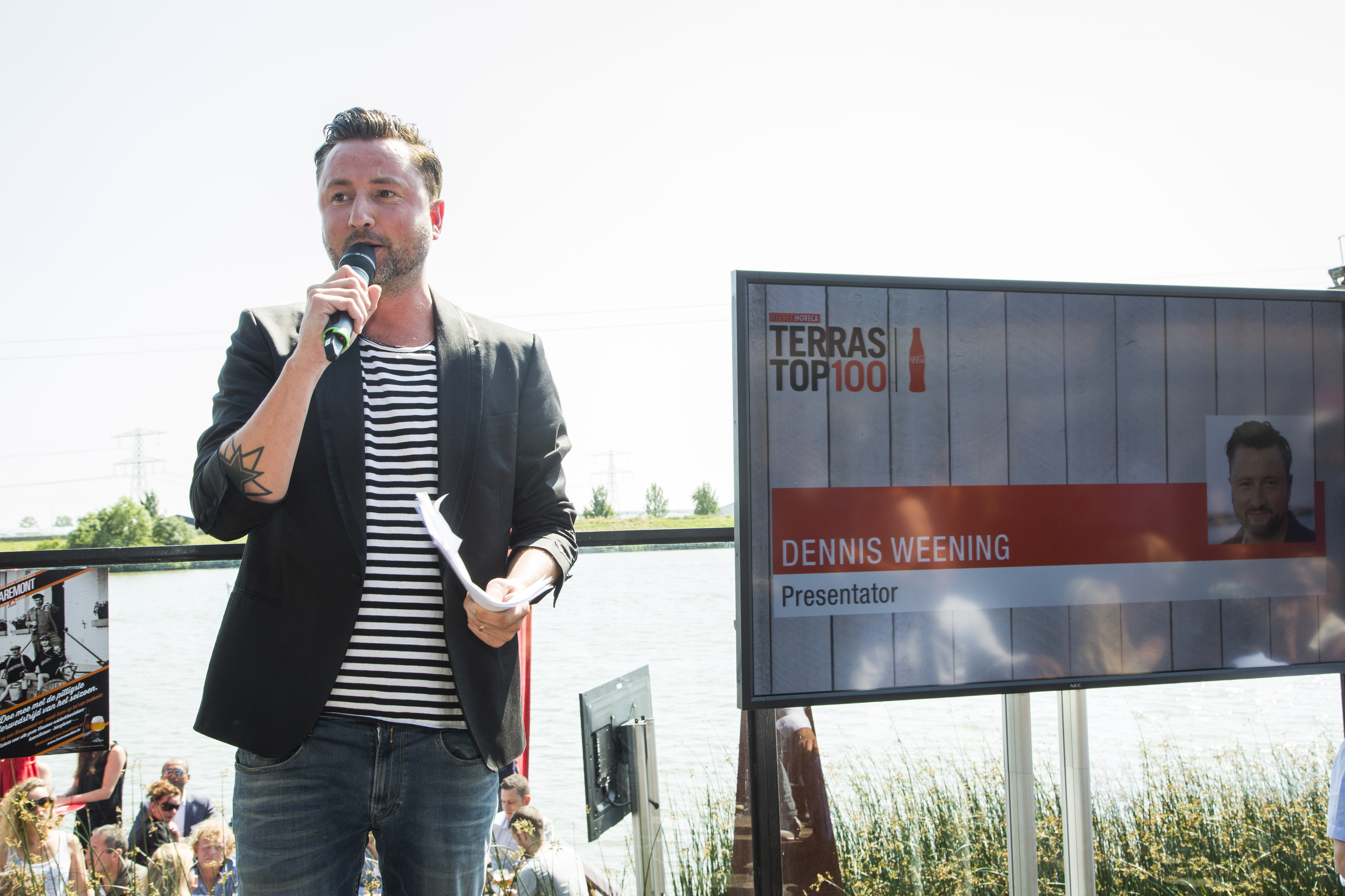 Serveerster krijgt 1000 euro fooi van Dennis Weening