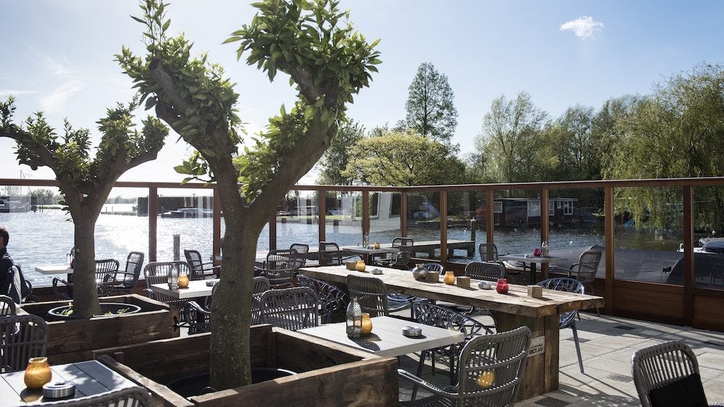 Kamer roept kabinet op te kijken naar heropening terrassen