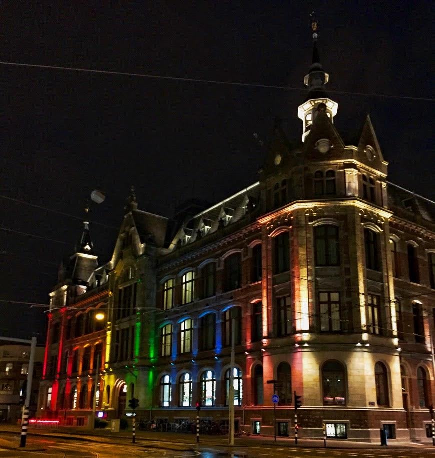 Conservatorium Hotel verlicht met regenboogkleuren voor Gay Pride