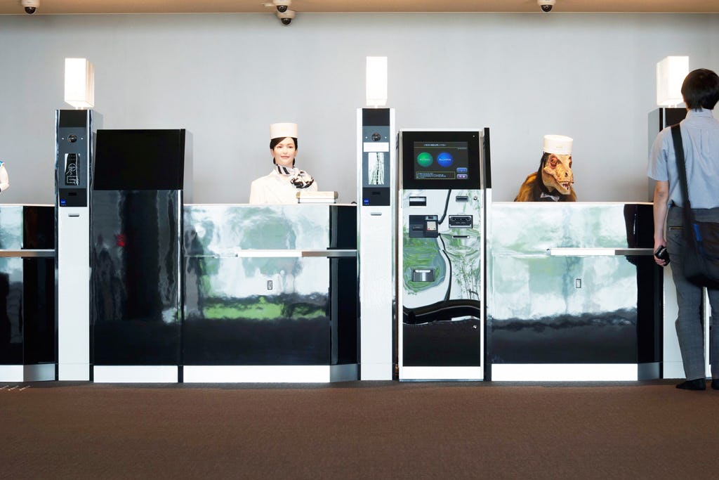 Japans hotel bemand door robots opent deuren