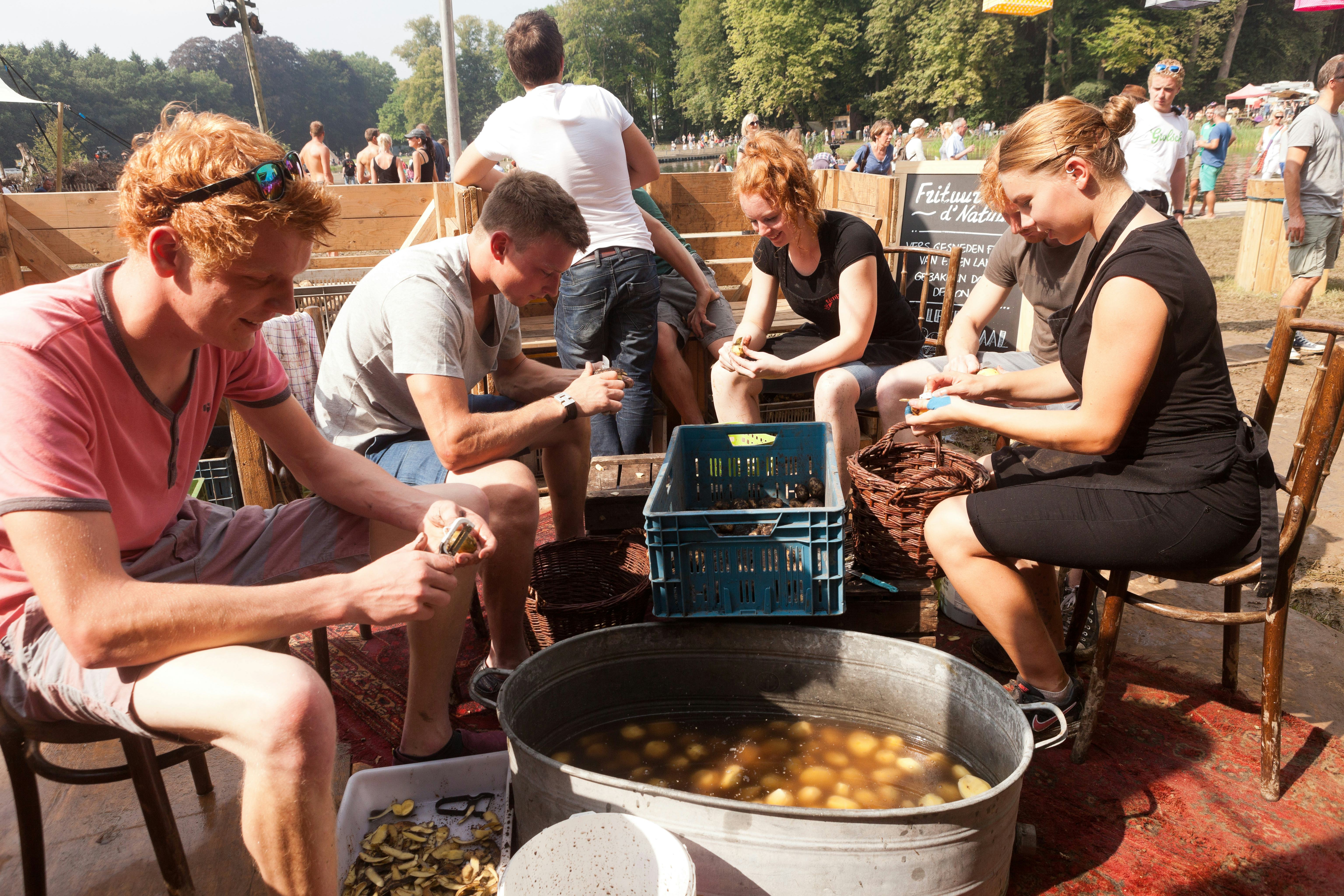 Zelf frietjes snijden, bakken, opeten