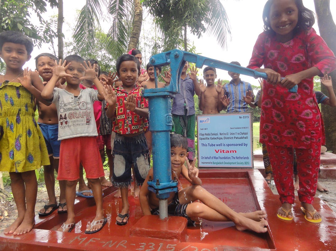 Vitam bouwt waterput in Bangladesh