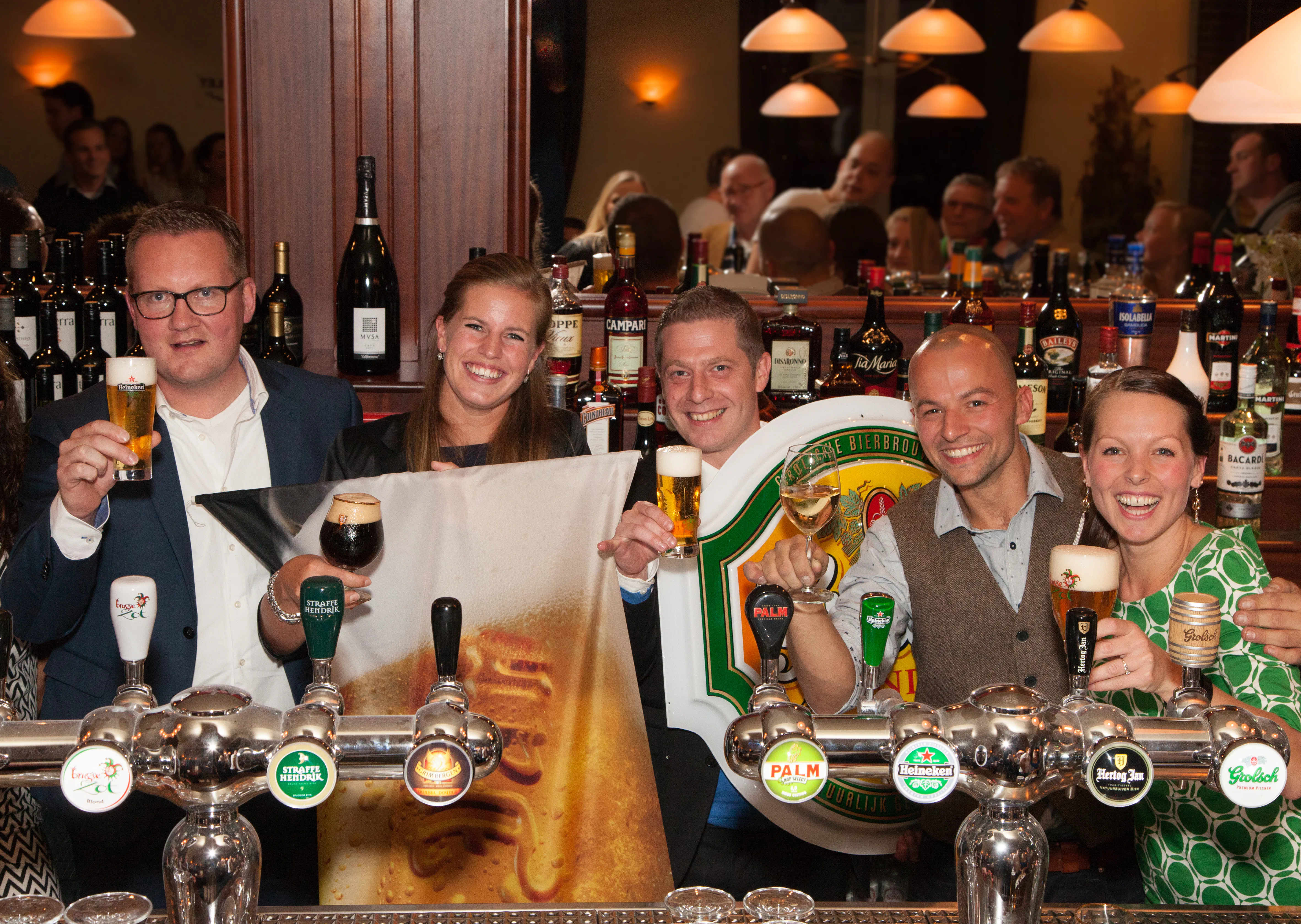 vlnr. Collin Seiger (Heineken), Linda Cok (Ab-Inbev), Bram Raaijmakers (Grolsch), Julian Brouwer en Dominique Brouwer.