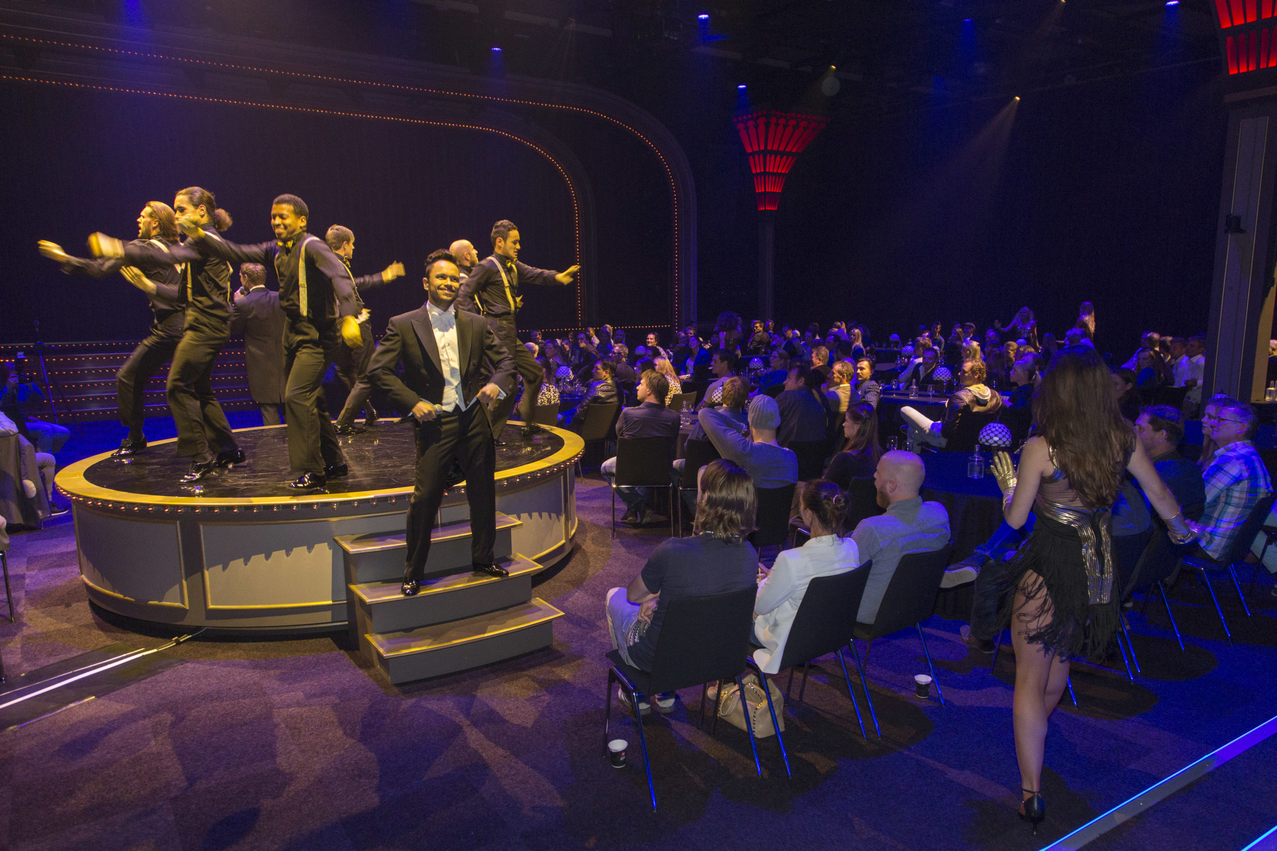 De avond begint met een sneak preview van de nieuwe Dinner Show: Pandora.