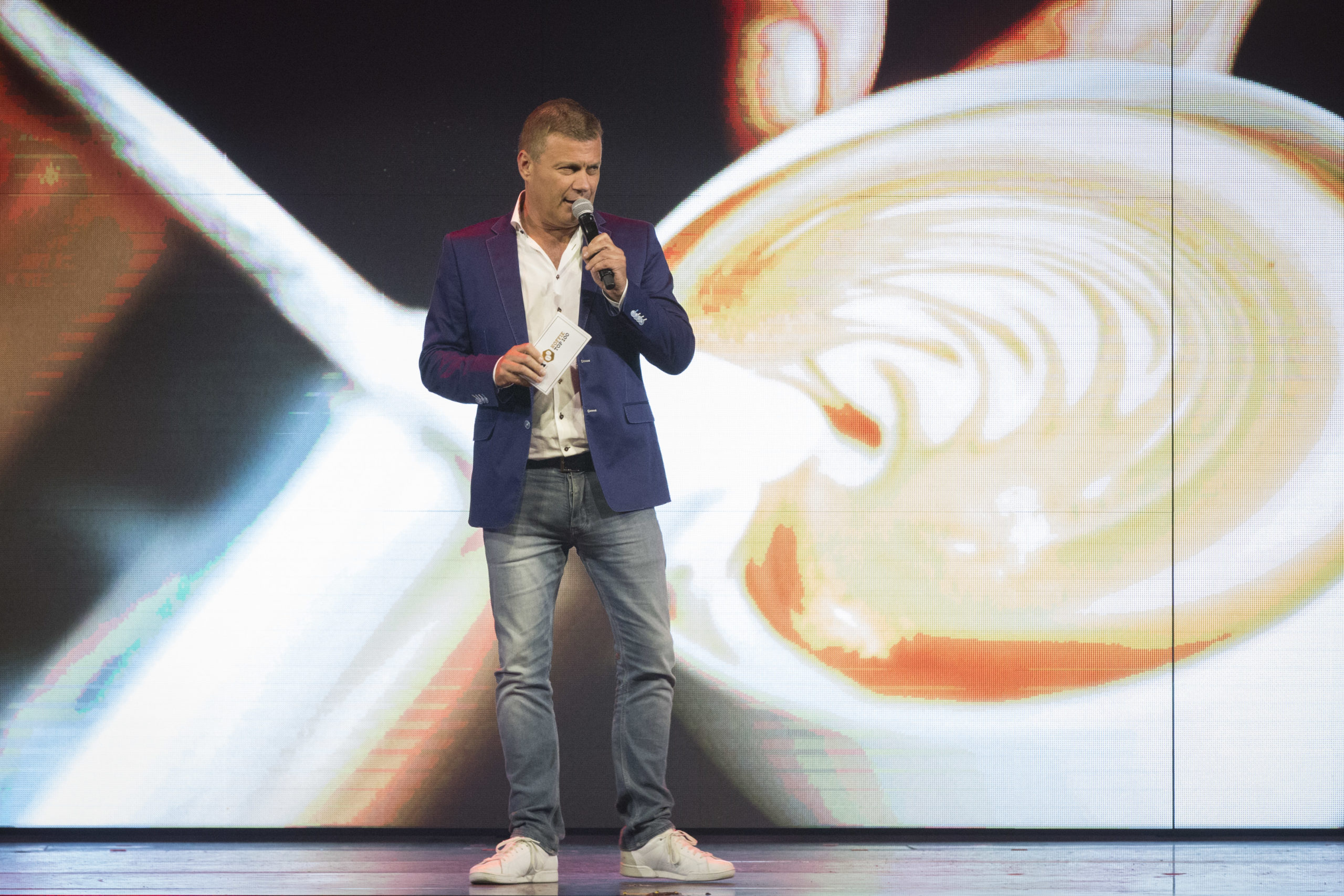 Dagvoorzitter Rob van Rossum telt de top 100 af.